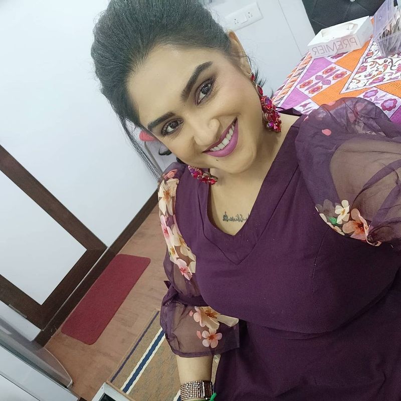 சமீபத்தில் ஒரு யூ-டியூப் சேனலின் நிகழ்ச்சியில் வனிதா கலந்துக் கொண்டார். அதில் ஜோதிடர் குருஜி வனிதாவின் எதிர்காலத்தை கணித்துள்ளார். அதன்படி, வனிதா மீண்டும் திருமணம் செய்து கொள்வார் என்றும், அவரது வருங்கால கணவரின் பெயர் ’எஸ்’ என்ற ஆங்கில எழுத்தில் தொடங்கும் என்றும் அவர் அழுத்தமாகக் குறிப்பிட்டுள்ளார். மேலும் அரசியலில் நுழைந்தால், முன்னாள் முதல்வர் ஜெயலலிதா மாதிரி வனிதாவாலும் வெற்றி பெற முடியும் எனவும் அந்த கணிப்பில் தெரிவிக்கப்பட்டுள்ளது.