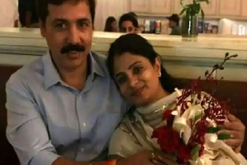 बता दें कि श्रीकला तेलंगाना के अमीर परिवार से हैं। वह निप्पो समूह (निप्पो बैटरी) घराने की बेटी हैं। उनके पिता स्वर्गीय जितेंद्र रेड्डी तेलंगाना में विधायक रह चुके हैं। वह अपने माता-पिता की इकलौती संतान हैं। उनकी मां ललिता रेड्डी पैतृक गांव की सरपंच रह चुकी हैं। श्रीकला ने इंटरमीडिएट की पढ़ाई चेन्नई से पूरी की है और इसके बाद उन्होंने हैदराबाद से बीकॉम की पढ़ाई की। इसके बाद उन्होंने अमेरिका से आर्किटेक्चरल इंटीरियर डिजाइनर का कोर्स किया है और इसके बाद वे इंटीरियर डिजाइनिंग के क्षेत्र में भी उतर चुकी हैं। हैदराबाद, चेन्नई और मुंबई आदि कई शहरों में उनका प्रोजेक्ट चल रहा है।