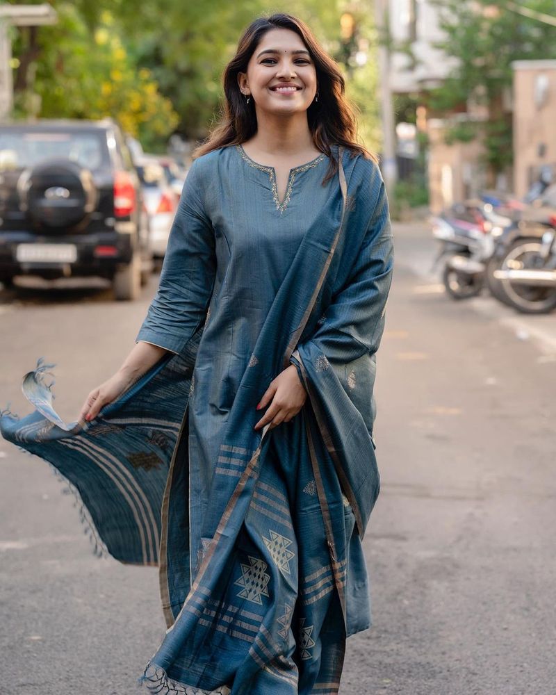 விக்ரம் பிரபுவுக்கு ஜோடியாகவும், ஆதவ் கண்ணதாசனின் படத்திலும் நடிக்க வாணி போஜனை ஒப்பந்தம் செய்துள்ளனர். மேலும் சூர்யா தயாரிப்பில் உருவாக உள்ள படத்திலும், பிக்பாஸ் ரம்யா பாண்டியனுடன் சேர்ந்து நடிக்க உள்ளார்.
