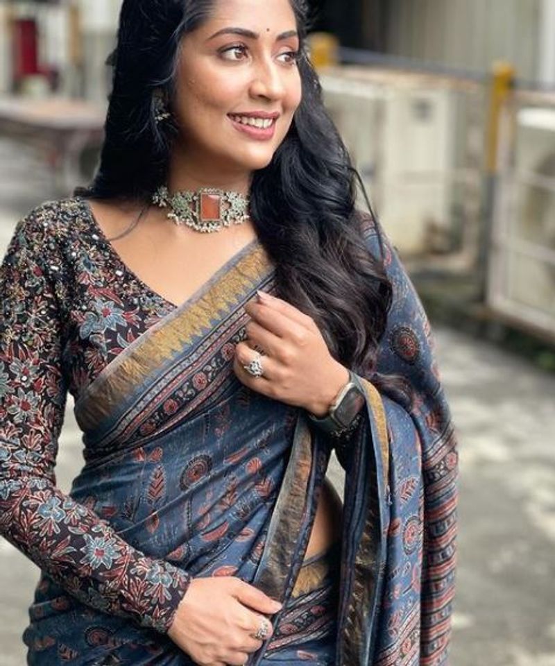 വിവാഹശേഷം സിനിമയിൽ അത്ര സജീവമല്ലെങ്കിലും സോഷ്യൽ മീഡിയയിൽ നവ്യ നായർ സജീവമാണ്. ഇപ്പോഴിയതാ നവ്യയുടെ സാരിയിൽ സ്റ്റൈലിഷ് ലുക്കിലുളള പുത്തൻ ചിത്രങ്ങൾ സോഷ്യൽ മീഡിയയിൽ വെെറലാകുന്നു.