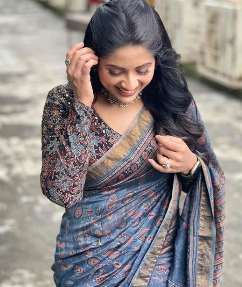ഇൻസ്റ്റഗ്രാമിലാണ് നവ്യ സാരിയിലുളള ചിത്രങ്ങൾ പങ്കുവച്ചിരിക്കുന്നത്. സാരിയിൽ നവ്യയെ കാണാൻ വളരെ മനോഹരിയായിട്ടുണ്ടെന്ന് ചിലർ കമന്റ് ചെയ്തിട്ടുണ്ട്.
