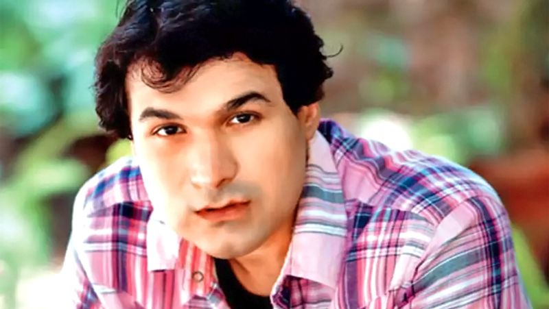 सरफराज खान :
बॉलीवुड के दिग्गज एक्टर कादर खान के बेटे सरफराज खान (Sarfaraz Khan) को सलमान खान की 'तेरे नाम' और 'मैंने दिल तुझको दिया' जैसी कई बॉलीवुड फिल्मों में एक्टिंग करते देखा गया लेकिन वो भी फिल्म इंडस्ट्री में नाम कमाने में असफल रहे।