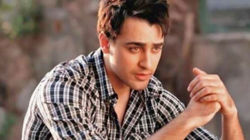 इमरान खान :
बॉलीवुड के सुपरस्टार आमिर खान के भतीजे होने के बाद भी इमरान खान (Imran Khan) को इंडस्ट्री में कुछ खास फायदा नहीं मिला। इमरान ने 'जाने तू या जाने ना' के साथ बॉक्स ऑफिस पर एक अच्छी शुरुआत की, लेकिन इस फिल्म के बाद वो बॉक्स ऑफिस पर कुछ बड़ा धमाका करने में नाकाम रहे।