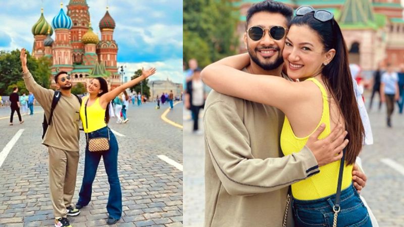 इसी बीच, गौहर के पति जैद अपनी मसल्स पावर दिखाते हुए फ्लाइंग Kiss देते हैं। ये देखकर गौहर खान शरमा जाती हैं और मुस्कुराने लगती हैं। एक्ट्रेस द्वारा शेयर किए गए इस वीडियो पर फैंस ने जमकर प्यार लुटाया था। एक शख्स बोला- यार आप दोनों कितने क्यूट हो। एक और शख्स ने कहा- आप दोनों एक दूजे के लिए ही बने हो।
