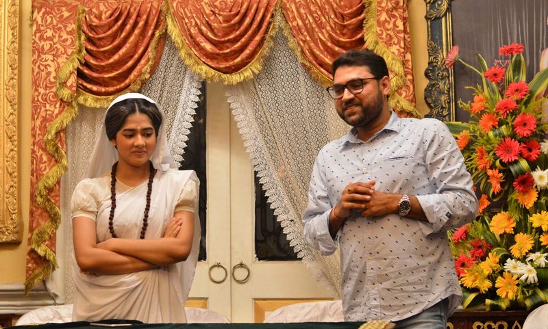 বয়সকে টেক্কা দিয়ে মানানসই চরিত্র, কীভাবে এইটুকু বয়সে ফুঁটিয়ে তুলছে দিতিপ্রিয়া! আজও সকলের মনে প্রশ্ন। জি বাংলার সেটে শেষ দিন সেই রহস্যই খোলসা করলেন দিতিপ্রিয়া। 