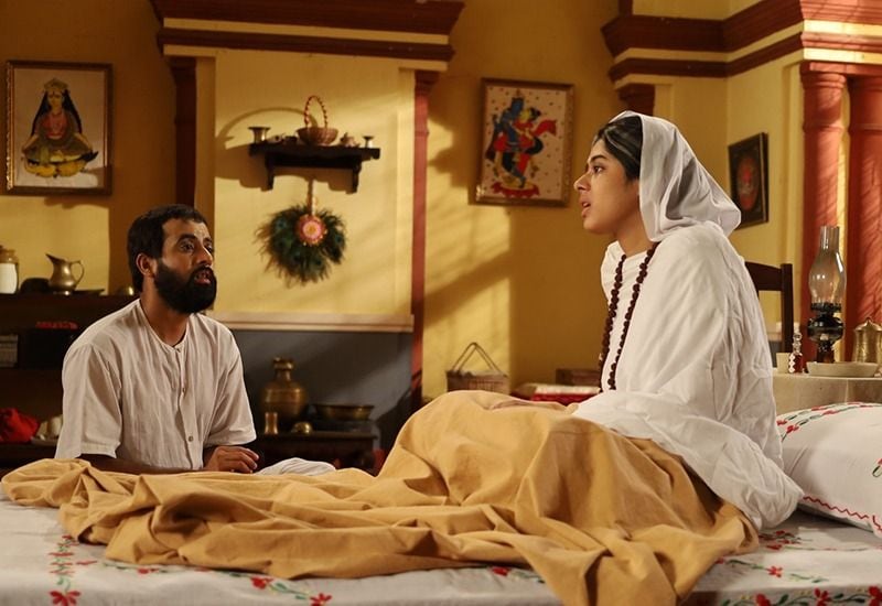 জানালেন, প্রতিটা দিনই ছিল চ্যালেঞ্জ, আজ নতুন করে কিছু করতে হবে, আবারও এই চরিত্রে ঢোকা, সদ্য বিয়ে হয়ে আসা রানি থেকে প্রজাদের মা হয়ে ওঠা। 