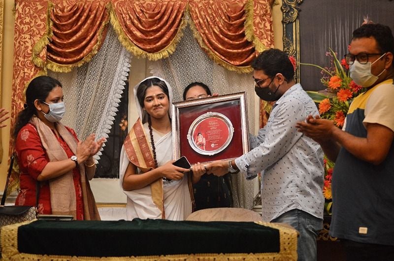 মথুর বাবা এইচ! এভাবে ডাকা হবে না। জার্নিটা বেশ দীর্ঘ, বিয়ে হওয়া, সন্তান হওয়া, তাদের বড় হওয়া, বিয়ে দেওয়া, মথুরের আসা, মা ভবতারিণীর মন্দির প্রতিষ্টা করা, সব প্রসঙ্গই এদিন তাঁর মনে পড়ে যায়। 
