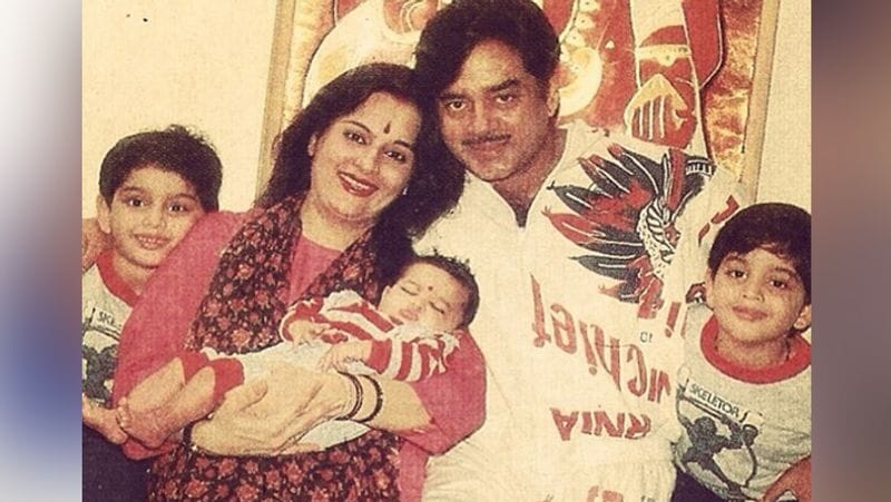 पूनम अखबारों में रीना और शत्रुघ्न के अफेयर की खबरें पढ़कर दुखी होती थीं। उन्होंने शत्रुघ्न को काफी समझाया। शत्रुघ्न के सामने मुश्किल ये थी कि वो प्यार को चुनें या शादी। दोनों के घरवालों ने मिलकर शत्रुघ्न को समझाया तब कहीं जाकर उन्होंने रीना को छोड़कर पूनम को चुना था।