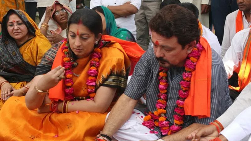 बता दें कि सीरियल 'क्योंकि सास भी कभी बहू थी' में तुलसी मिहिर वीरानी का रोल करने वाली टीवी एक्ट्रेस स्मृति ईरानी अब पॉलिटिशियन बन चुकी हैं। स्मृति ईरानी ने 16 मार्च, 2001 को पारसी बिजनेसमैन जुबिन ईरानी से शादी की थी। बता दें कि स्मृति ने अपने बर्थडे (23 मार्च) से हफ्तेभर पहले ही जुबिन ईरानी को हमसफर बनाया था।