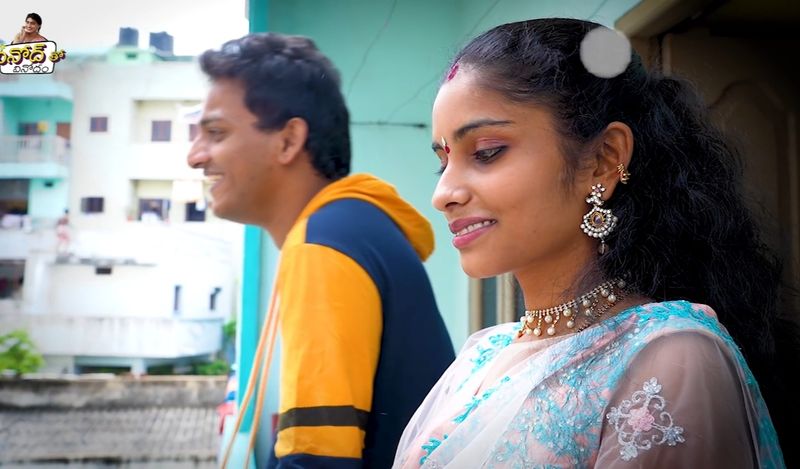 ఇక జబర్దస్త్ లో లేడీ గెటప్స్ వేసే వాళ్ళు పెళ్లి చేసుకుంటారా లేదా అనే అనుమానాలు ఉన్నాయి. మేము కూడా అందరిలా సాధారణ పురుషులమే, లేడీ గెటప్స్ వేసే మరొక కమెడియన్ హరికృష్ణ కూడా పెళ్లి చేసుకున్నారని, మిగతా వారు కూడా చేసుకుంటారని వినోద్ వీడియోలో తెలియజేశారు.