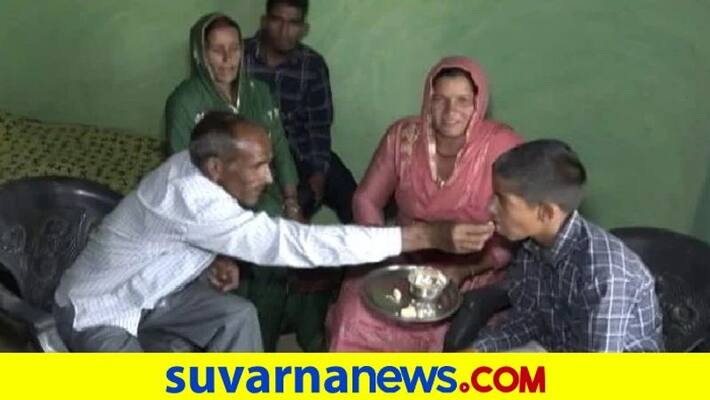 No Phone For Online Classes Jammu and Kashmir Teen Tops District With 98% In Class 10 pod No Phone For Online Classes Jammu and Kashmir Teen Tops District With 98% In Class 10 pod