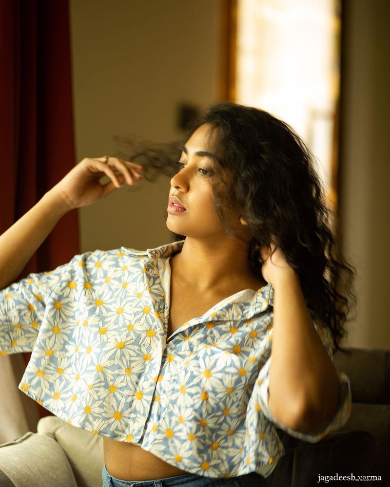 రంగమార్తాండ మూవీలో శివాత్మిక పాత్ర చాల భిన్నంగా ఉంటుందని సమాచారం. రమ్యకృష్ణ, బ్రహ్మానందం, అనసూయ వంటి నటులు రంగమార్తాండ మూవీలో నటిస్తున్నారు.