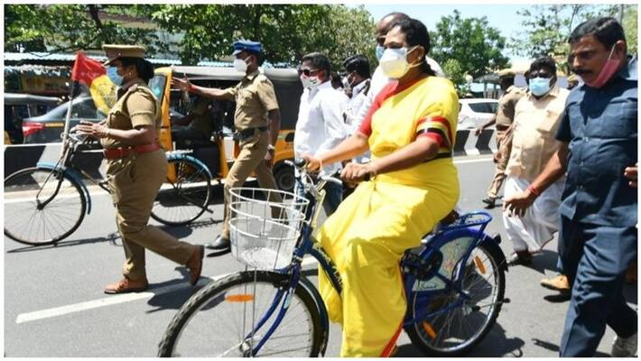 DMDK volunteer who taught cycling to Premalatha during the demonstration ..! DMDK volunteer who taught cycling to Premalatha during the demonstration ..!