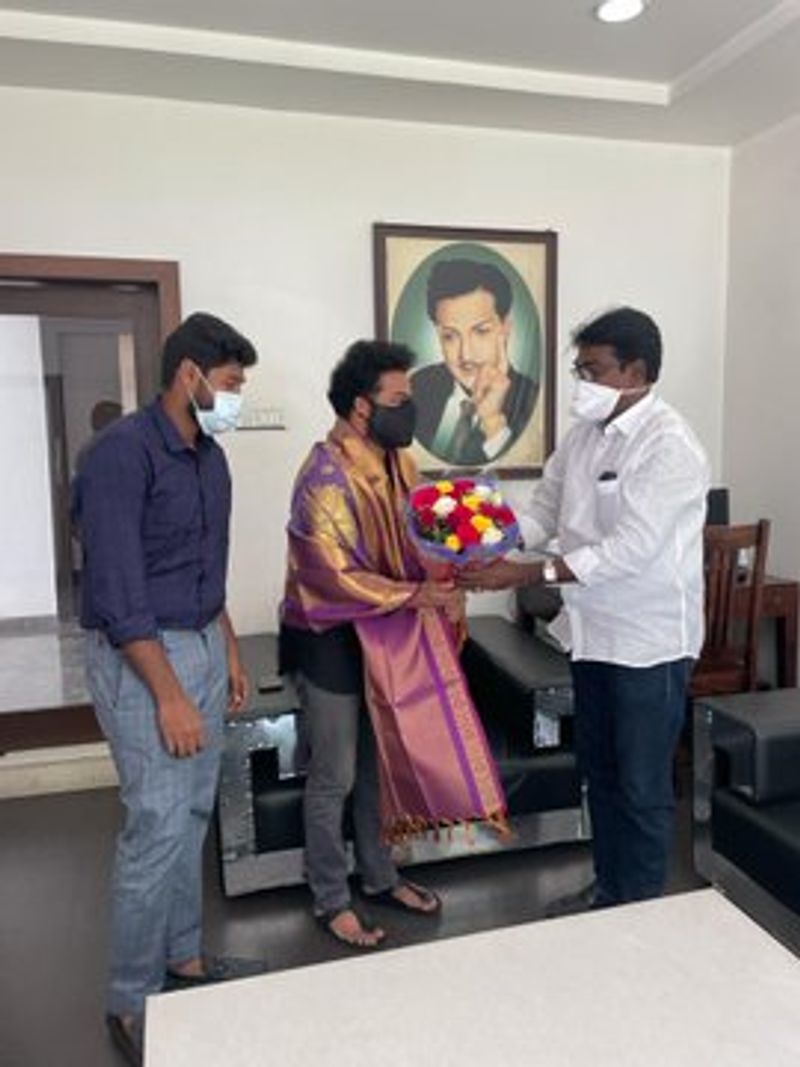 ఎన్టీఆర్ 30వ చిత్రానికి దర్శకత్వం వహిస్తున్న కొరటాల శివ కూడా వీరితో ఉన్నారు. అధికార పార్టీ మంత్రి సినీ ప్రముఖులను కలవడం ప్రాధాన్యత సంతరించుకుంది.