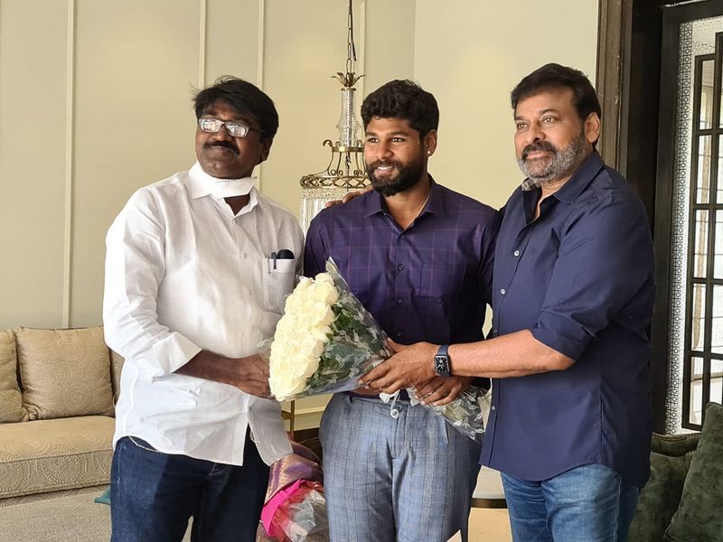 అనంతరం చిరంజీవి నివాసానికి చేరుకున్న పువ్వాడ అజయ్ కుమార్ అక్కడ నయన్ పుట్టినరోజు వేడుకలు నిర్వహించారు. నయన్ బర్త్ డే కేక్ కట్ చేయడం జరిగింది.