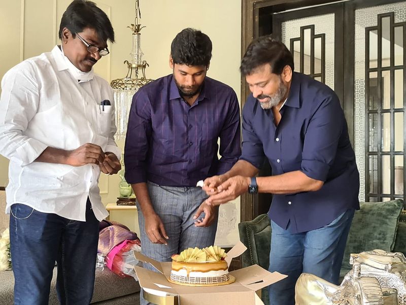 మంత్రి కుమారుడు నయన్ కి కేక్ తినిపించిన చిరంజీవి బెస్ట్ విషెష్ తెలియజేశారు. అలాగే చిరంజీవిని మంత్రి అజయ్ కుమార్ సత్కరించినట్లు సమాచారం.