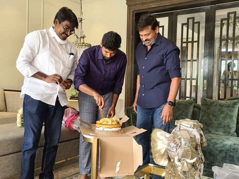 టాలీవుడ్ కి చెందిన చిరంజీవి, ఎన్టీఆర్ లను మాత్రమే మంత్రి అజయ్ కుమార్ కలవడం ఆసక్తి రేపుతోంది.