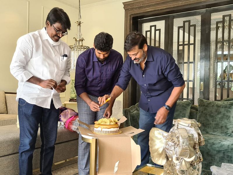 అలాగే చిరంజీవి ఆచార్య షూటింగ్ పూర్తి చేసే పనిలో ఉన్నారు. ఆచార్య చిత్రీకరణ సైతం చివరి దశలో ఉండగా, సాధారణ పరిస్థితులు ఏర్పడిన వెంటనే విడుదల కానుంది.