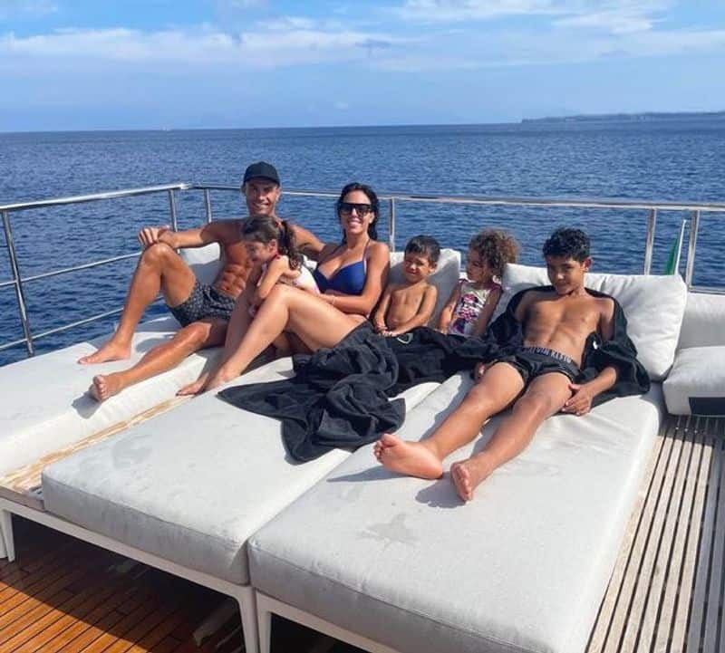 Em uma foto compartilhada por Rooney, ele é visto relaxado em um iate no mar com sua namorada Georgina Rodriguez e seus quatro filhos, todos tomando banho de sol com roupas de praia.  Eu comentei na postagem, "É hora de descansar com meu amor ⚓️💙".