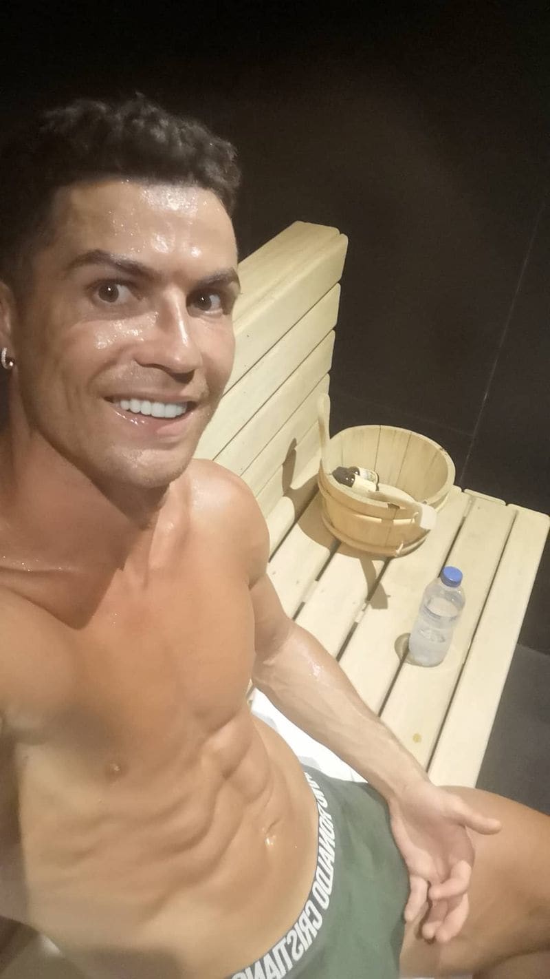 Em outra foto que ele compartilhou em sua história nas redes sociais, ele é visto sentado com um corpo nu e, presumivelmente, tomando banho de vapor e sauna enquanto clica em uma selfie.