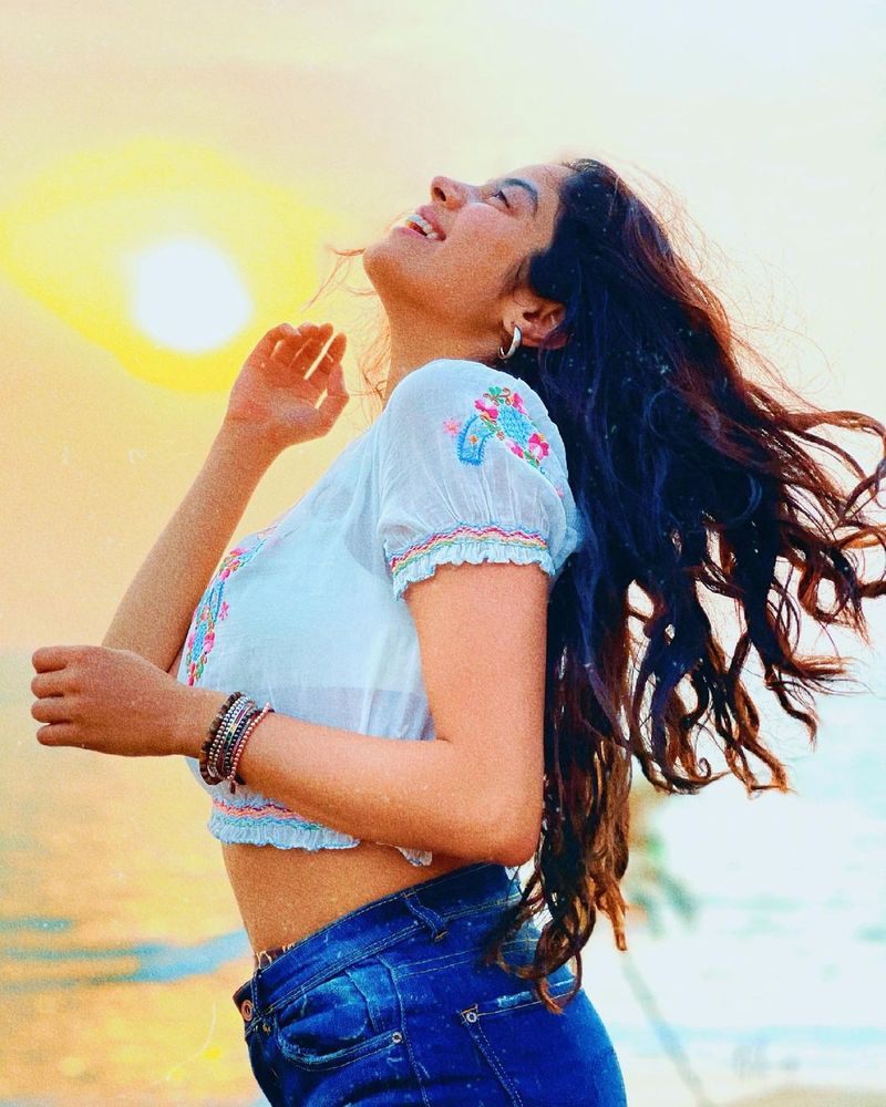 జాన్వీ పంచుకున్న లేటెస్ట్ గ్లామర్ ఫోటోలు, మరోవైపు ఫ్రెండ్స్ తో వివాహ యాత్రం పిక్స్ ఇప్పుడు సోషల్ మీడియాలో వైరల్ అవుతున్నాయి.