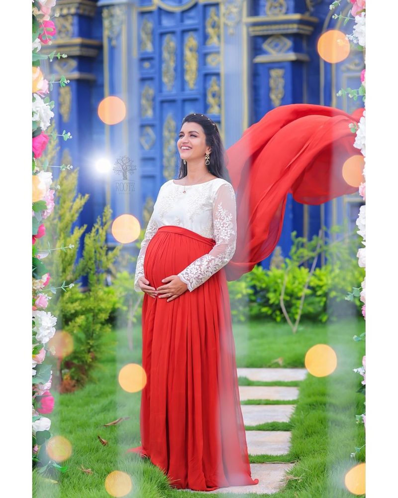 வெள்ளித்திரை நாயகிகளுக்கு நிகராக தற்போது சின்னத்திரை நாயகிகளும் ரசிகர்களை அதிகம் கவர்ந்துள்ளார். மேலும், திருமணம், மற்றும் குழந்தை பெற்ற பிறகும் மீண்டும் நடிக்க வந்தாலும் அதிக ரசிக்கப்படுகிறார்கள்.