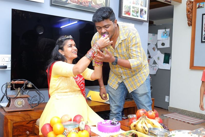 இவர் கடந்த 2018 ஆம் ஆண்டு, அசோக் சின்தலா என்பவரை காதலித்து திருமணம் செய்து கொண்ட நிலையில், கடந்த பிப்ரவரி மாதம் 14 ஆம் தேதி, அதாவது காதலர் தினத்தன்று கர்ப்பமாக இருக்கும் தகவலை புகைப்படம் வெளியிட்டு தெரிவித்திருந்தார்.