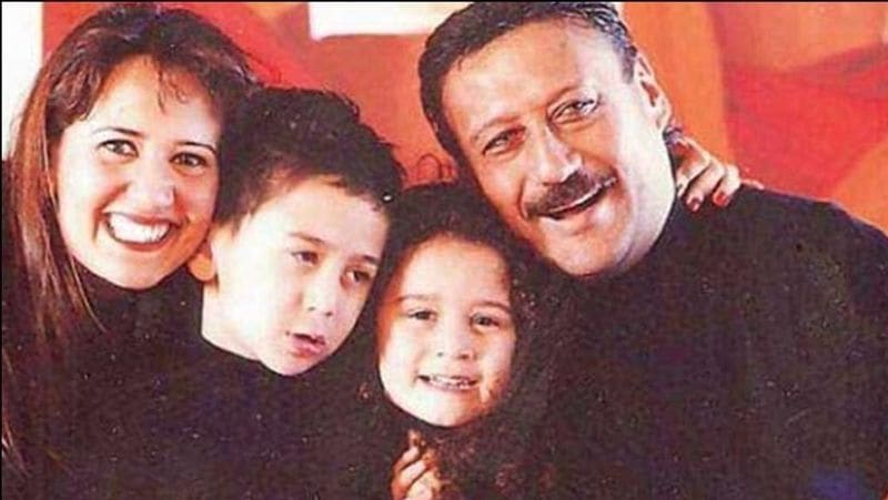 जैकी की गर्लफ्रेंड उस वक्त अमेरिका गई हुई थी और वहां से लौटने पर दोनों शादी करने वाले थे। लेकिन जब आयशा को पता चला कि जैकी की गर्लफ्रेंड है तो उन्हें समझ नहीं आया क्या करें? उनके दिमाग में बातें चल रही थीं कि या तो वे जैकी को हमेशा के लिए भूल जाएं या फिर जैकी की गर्लफ्रेंड से कह दें कि वे दोनों एक-दूसरे से प्यार करते हैं और शादी करने वाले हैं।