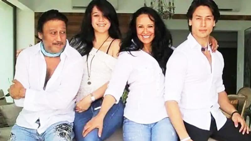 बाद में आयशा ने जैकी की गर्लफ्रेंड को एक लेटर लिखा और सब बता दिया। उस समय जैकी चॉल में रहते थे और आयशा रॉयल फैमिली से ताल्लुक रखती थीं। रॉयल फैमिली से होने के बाद भी आयशा, जैकी के साथ आम इंसान की तरह घूमती थीं।