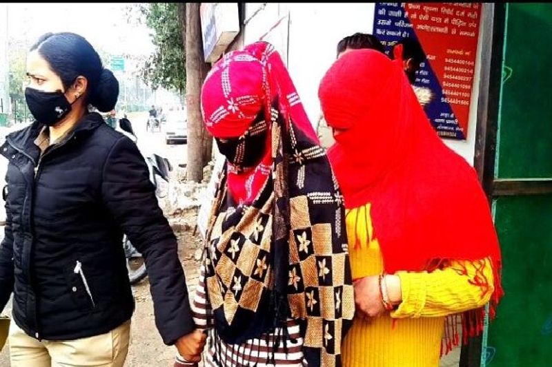 दरअसल, यह मामला मुक्तसर जिले के मलोट की नानक नगरी से सामने आया है। जहां पुलिस ने पुख्ता खबर मिलने पर एक घर पर छापा मारा और मां-बेटी को दो युवकों के साथ अपत्तिजनक हालत में रंगेहाथ पकड़ गिरफ्तार कर लिया है।
