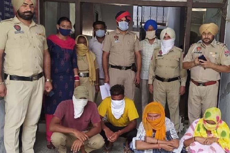 पकड़ी गईं मां-बेटी ने पुलिस को बताया कि वह मजबूरी में इस काम में उतरी हैं। क्योंकि लॉकडाउन में छूटे काम-धंधे के चलते पेट पालना मुश्किल हो रहा था। बच्चों को दो वक्त की रोटी नसीब नहीं हो पा रही थीं। परिवार की आर्थिक हालत खराब हो चुकी थी। जब कहीं से कोई मदद नहीं मिली तो हम मां-बेटी को यह रास्ता अपनाना पड़ा।