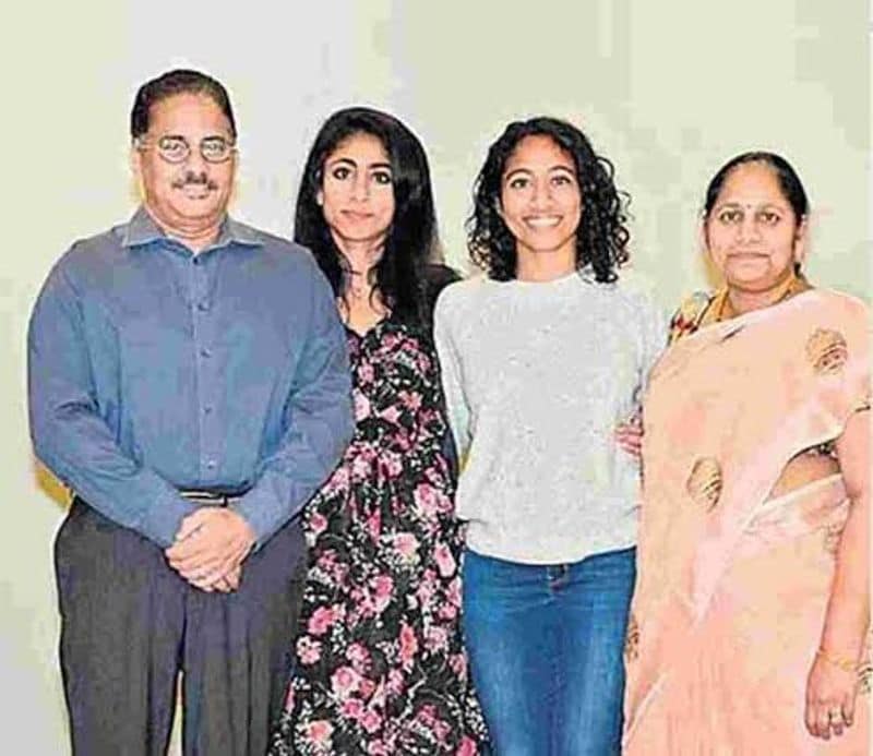 ১৯৮৭ সালে অন্ধ্রপ্রদেশের গুন্টুর জেলায় জন্মেছিলেন শিরিষা বান্দলা। বাবা ডাক্তার মুরলীধর বান্দলা, মা অনুরাধা বান্দলা। তবে জন্মের পরই বাবা-মায়ের সঙ্গে আমেরিকার হিউস্টনে চলে গিয়েছিলেন শিরিষা। বড় হয়েছেন সেখানেই।