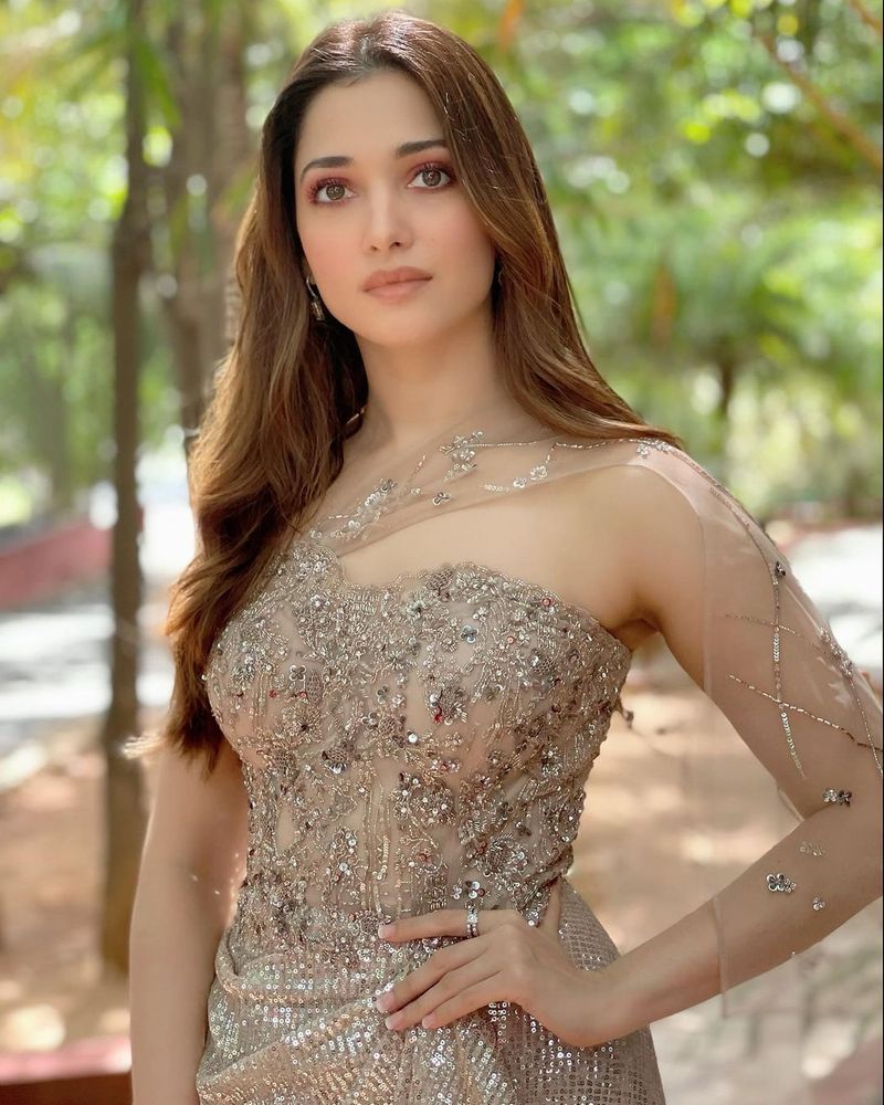 తమన్నా ప్రస్తుతం బ్యాక్టూ బ్యాక్ సినిమాలే కాదు, ఫస్ట్ టైమ్ ఆమె టీవీ షో చేయబోతుంది. `మిస్టర్చెఫ్ తెలుగు` షోని హోస్ట్ చేస్తుంది.