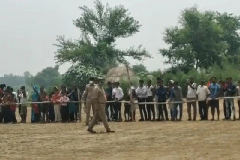 बता दें कि जब सुनीता और ओमेंद्र सिंह की शादी तय हुई तो पंचायत चुनाव आ गए। ऐसे में श्रीपाल सिंह लोधी ने अपने बेटे की शादी पहले कोर्ट मैरिज करा दी और बहु बनने से पहले ही सुनीता को अपने गांव से चुनाव लड़ा दिया। दिलचस्प बात यह है कि सुनीता सिर्फ पर्चा भरने के लिए ससुराल आईं थी, बाकी का प्रचार उनके ससुराल वालों ने ही किया। हालांकि बाद में वह रिकॉर्ड वोटों से चुनाव जीत गईं।