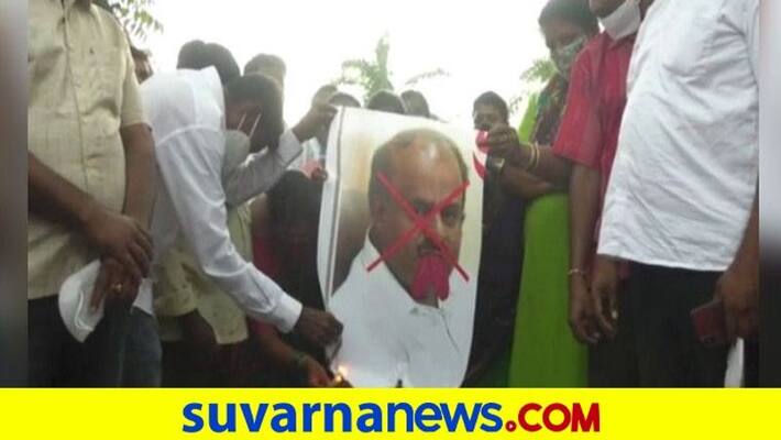 Mandya MP Sumalatha Ambareesh supporters Protest against HD Kumaraswamy rbj Mandya MP Sumalatha Ambareesh supporters Protest against HD Kumaraswamy rbj