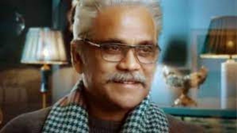 గతేడాది `బిగ్బాస్4` సీజన్ ప్రోమోలోనూ వృద్దుడిగా కనిపించారు నాగార్జున. కానీ రియల్ లైఫ్లో మేకప్ లేకుండాకూడా ఆయన ఇలానే ఉంటాడేమో అనే సందేహాలు తాజా ఫోటో చూశాక అభిమానుల్లో కలుగుతుంది. నాగ్ లేటెస్ట్ ఫోటో చూశాక, ఆయన లేడీ ఫ్యాన్స్ పరిస్థితేంటో ఇప్పుడు ఆసక్తికరంగా మారింది.