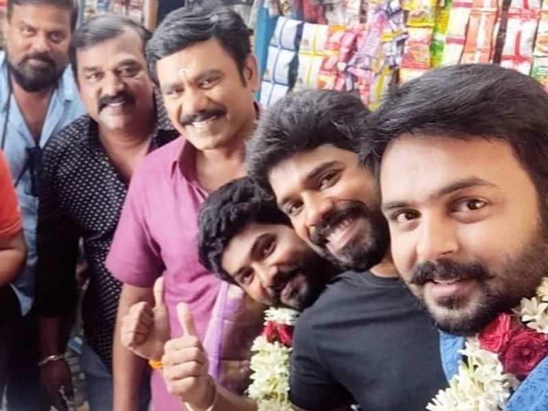 பாண்டியன் ஸ்டோர்ஸ் பிரபலங்களின் உண்மையான குடும்பத்தினர் குறித்து அறிந்து கொள்வதில் எப்போதும் அதன் ரசிகர்களுக்கு தனி ஆர்வம் உண்டு. அந்த வகையில் தற்போது பாண்டியன் ஸ்டோர்ஸ் சீரியலில் அண்ணன் கதாபாத்திரத்தி நடித்து வரும் ஸ்டாலினின் பேமிலி போட்டோ சோசியல் மீடியாவில் வைரலாகி வருகிறது. 