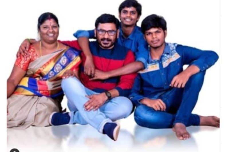 மனைவி மற்றும் இரண்டு மகன்களுடன் இருக்கும் புகைப்படம் வைரலாகி வருகிறது. அதை பார்க்கும் ரசிகர்களோ மூர்த்தி அண்ணனுக்கு இவ்வளவு பெரிய பசங்க இருக்காங்களா? என ஆச்சர்யத்துடன் கேள்வி எழுப்பி வருகின்றனர். 