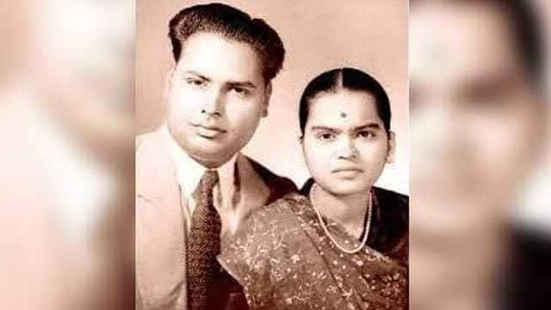 हर काम से पहले लेते थे पत्नी की राय
धीरूभाई के स्ट्रगल को हम सब जानते हैं, कि उन्होंने किस तरह पकौड़े बेचने से लेकर पेट्रोल पंप पर नौकरी तक की है। लेकिन उनके हर फैसले में उनकी पत्नी ने उनका साथ बखूबी निभाया। सफल बिजनेसमैन बनने के बाद भी धीरूभाई हर नए काम की शुरुआत अपनी पत्नी के ही हाथों कराते थे। वे हर कार्यक्रम में उन्हें अपने साथ ले जाते थे। धीरूभाई अंबानी जो भी प्रोजेक्ट शुरू करते थे, पहले उसके बारे में कोकिलाबेन से जरूर चर्चा करते थे। 