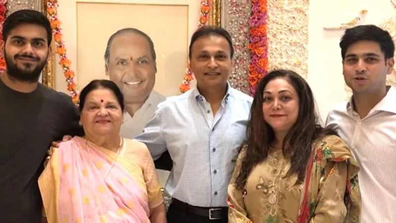 Down to earth थे धीरूभाई
अपने पति के बारे में बात करते हुए कोकिलाबेन ने बताया था कि धीरूभाई ने बहुत ऊंचा मुकाम हासिल किया, लेकिन कभी घमंड मन में आने नहीं दिया। वे हमेशा ही Down to earth (जमीन से जुड़े) व्यक्ति रहे हैं।