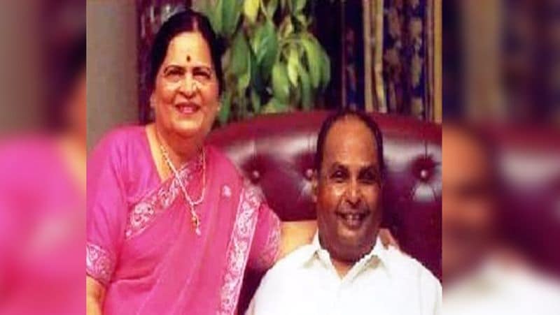 धीरूभाई के प्यार जताने का अनोखा अंदाज
एक इंटरव्यू के दौरान कोकिलाबेन ने बताया था कि एक बार मैं चोरवाड़ से अदेन शहर के लिए निकली, लेकिन वहां पहुंचने से पहले ही धीरूभाई का फोन उनके पास आया। उन्होंने मुझसे कहा कि मैंने तुम्हारे लिए एक गाड़ी ली है और पूछा कि गाड़ी का रंग कैसा होगा। फिर कहा कि मैं बता दूं, ‘It is black, like me. कोकिलाबेन को उनका यही अंदाज बेहद पसंद था। बता दें कि कोकिलाबेन एक सामान्य परिवार से थी और उन्होंने जामनगर में कभी कोई गाड़ी या कार नहीं देखी थी।