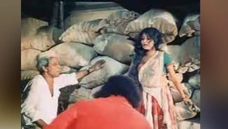 उन्होंने बताया था- फिल्म शूट के दौरान उनके ऊपर ढेर सारा आटा गिर गया। अपनी हालत देखकर मौसमी चटर्जी रोने लगीं। उस वक्त मैं प्रेग्नेंट थीं और नीचे गिरने से ब्लीडिंग होने लगी थीं। मुझे तुरंत अस्पताल ले जाया गया। मैं खुशकिस्मत थी कि मैंने बच्चे को नहीं खोया।