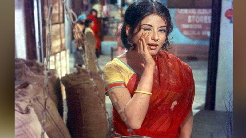 एक इंटरव्यू के दौरान मौसमी ने बताया था- फिल्म रोटी कपड़ा और मकान (1974) की शूटिंग के दौरान मैं प्रेग्नेंट थीं और मैंने रेप सरवाइवर तुलसी का किरदार निभाया था। इसके शूट के दौरान काफी मुश्किल हुई थी। इस दौरान मेरे साथ एक हादसा भी हो गया था जिसे मैं काफी डर गई थी।
