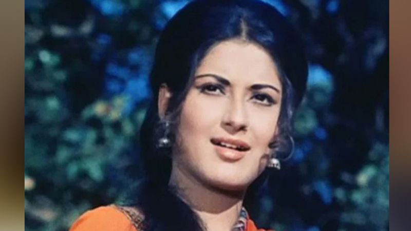 मौसमी ने इंटरव्यू में बताया था- इस सीन की खूब चर्चा रही थी। लेकिन इसकी शूटिंग बहुत मुश्किल थी। सीन में विलेन को मेरा ब्लाउज खींचते दिखाया गया है। मुझे चिंता थी कि यह सीन कैसे शूट होगा। सीन के लिए मैंने दो ब्लाउज पहने थे और विलेन ने ऊपर वाला ब्लाउज खींचा था।