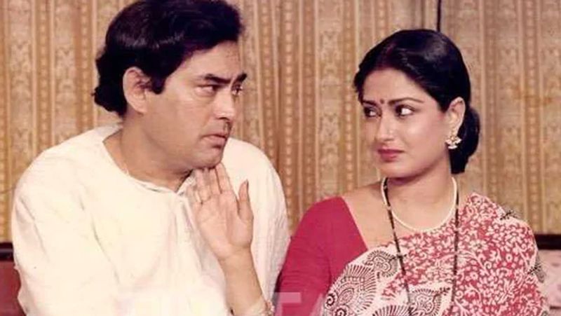 1982 में गुलजार की फिल्म अंगूर से मौसमी को बड़ी कामयाबी मिली। हालांकि, फिल्म की सफलता का श्रेय संजीव कुमार और देवेन वर्मा को मिला था। बतौर लीड एक्ट्रेस उन्होंने कर्तव्य (1995) में काम किया, इसके बाद वे फिल्मों में मां, भाभी जैसे किरदार निभाने लगी।