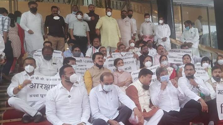 Maharashtra BJP MLAs protest against suspension of 12 of its legislators and OBC reservation issue kpa Maharashtra BJP MLAs protest against suspension of 12 of its legislators and OBC reservation issue kpa
