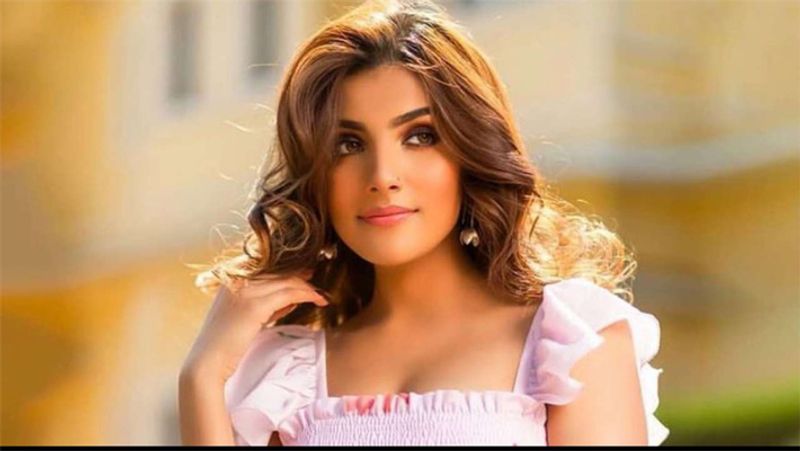 कौन है अदिति हुंडिया
अदिति हुंडिया का जन्म 15 जनवरी 1997 को राजस्थान के जयपुर में हुआ था। वे जयपुर में ही बड़ी हुईं। अदिति ने इंडिया इंटरनेशन स्कूल में पढ़ाई की। इसके बाद जयपुर के सेंट जेवियर्स कॉलेज से बिजनेस की पढ़ाई पूरी की। वह फैशन इंडस्ट्री में एक जाना-माना नाम हैं।