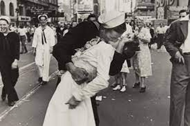വി ജെ ഡേ കിസ്സ് (V J Day kiss): രണ്ടാം ലോകമഹായുദ്ധം അവസാനിച്ച സന്തോഷത്തെ പ്രതിനിധീകരിക്കുന്നൊരു ചിത്രമുണ്ട്. 1945 ആഗസ്ത് 14 -ന് ജപ്പാന് കീഴടങ്ങിയതിനെ തുടര്ന്ന് വലിയ ആഘോഷങ്ങളും ആഹ്ളാദപ്രകടനങ്ങളും നടന്നു. ആ സമയത്ത് ന്യൂയോര്ക്കിലെ ടൈം സ്ക്വയറിലെത്തിയ ഗ്രീറ്റ സിമ്മര് ഫ്രീഡ്മാന് എന്ന നഴ്സിനെ ജോര്ജ് മെന്ഡോസ ചുംബിച്ചതാണത്. നാവികന് ഒരു യുവതിയെ തീവ്രമായി ചുംബിക്കുന്ന ആ ചിത്രം യുദ്ധം അവസാനിക്കുമ്പോഴുണ്ടാകുന്ന ആഹ്ളാദത്തിന്റെ പ്രതീകമായി കണക്കാക്കപ്പെടുന്നു.
എന്നാല്, 2005 -ല് ഒരു അഭിമുഖത്തില് ഗ്രീറ്റ സിമ്മര് തന്റെ അനുവാദമില്ലാതെയാണ് മെന്ഡോസ തന്നെ ചുംബിച്ചത് എന്ന് പറഞ്ഞിരുന്നു. എന്നാല്, അതിനെ യുദ്ധം അവസാനിച്ചതിന്റെ ആഹ്ളാദമായാണ് എല്ലാവരും കണ്ടിരുന്നതെന്നും അവര് പറഞ്ഞു. പക്ഷേ, ഫ്ളോറിഡയിലെ സരസോട്ടിയിലെ ജോര്ജ് മെന്ഡോസ, ഗ്രീറ്റ സിമ്മറിനെ ചുംബിക്കുന്ന പ്രതിമയുടെ കാലില് മീടൂ എന്ന് എഴുതിയത് വലിയ വിവാദമായിരുന്നു. 