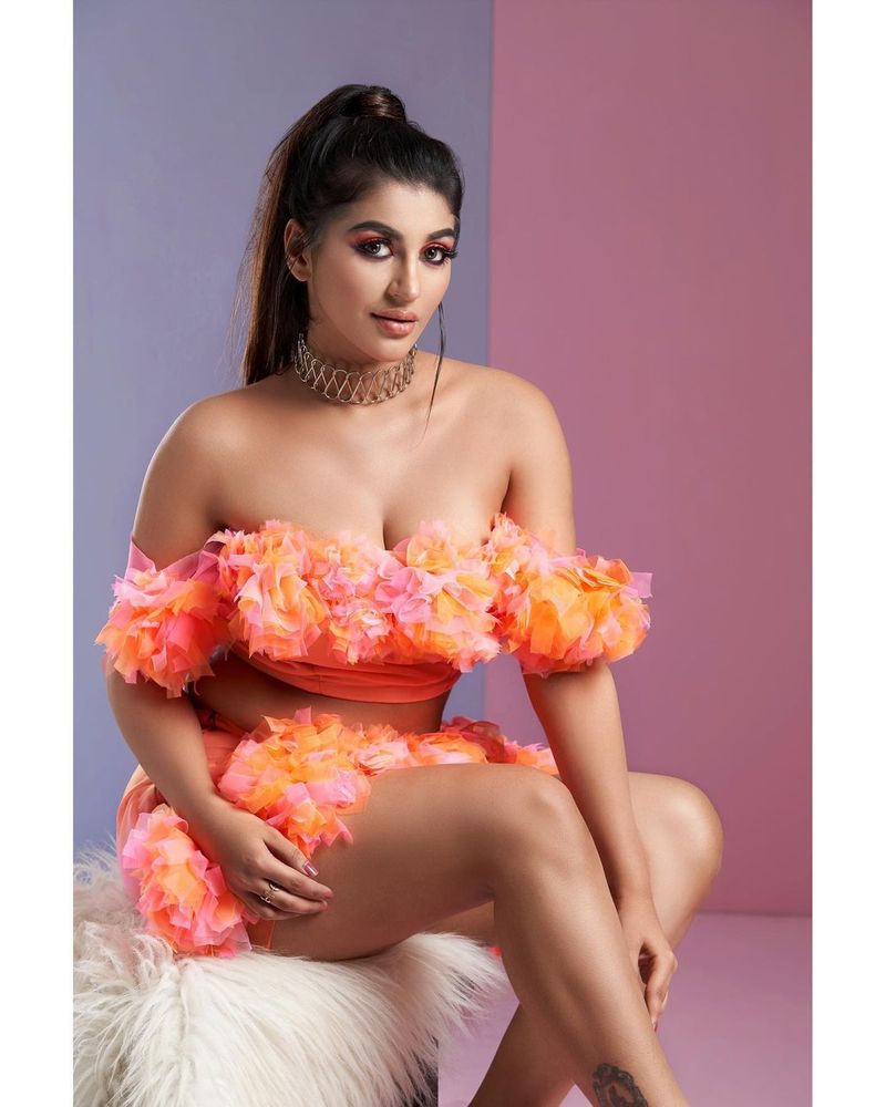 மாடலிங்கில் தனி கவனம் செலுத்தி வரும் யாஷிகா ஆனந்த், அதே சமயம் தன்னுடைய போட்டோ ஷூட் பிறரை விட தனியாக இருக்க வேண்டும் என்பதில் தனி கவனம் செலுத்தி வருகிறார். 