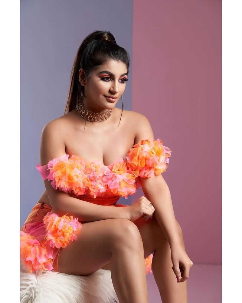 கவர்ச்சி ப்ளஸ் கலக்கல் என கலந்தடிக்கும் யாஷிகாவின் இந்த போட்டோஸ் ரசிகர்களை பெரிதும் கவர்ந்துள்ளது
